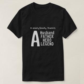 Camiseta En cada familia, hay un Esposo, Padre, Héroe