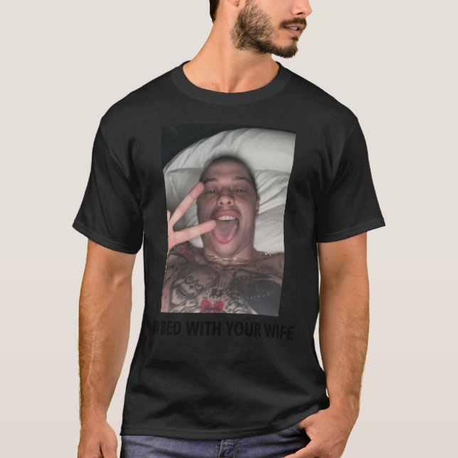Camiseta En Cama Con Tu Esposa Pete Davidson Classic T-Shir (Anverso)