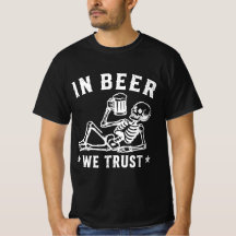 En cerveza confiamos esqueleto bebiendo cerveza Be