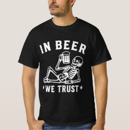 Camiseta En cerveza confiamos esqueleto bebiendo cerveza Be