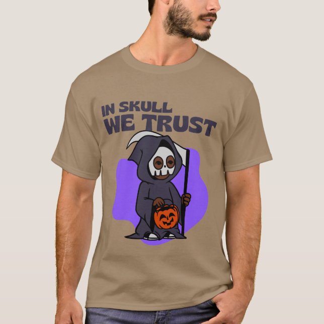 Camiseta En cráneo confiamos en el diseño de Halloween (Anverso)