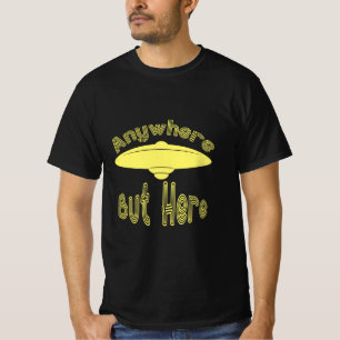 Camiseta En Cualquier Lugar Pero Aquí El OVNI Es Gracioso.