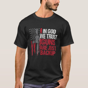 Camiseta En Dios confiamos en que las armas sean sólo un re