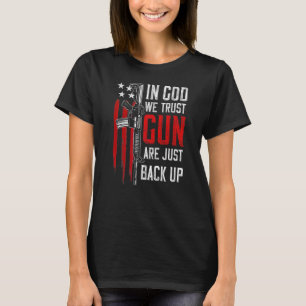 Camiseta En Dios confiamos en que las armas son sólo el res