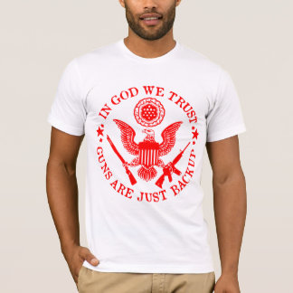 Camiseta En Dios confiamos en que las armas son un respaldo