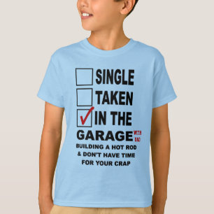 CAMISETA EN EL GARAJE (CON EL PAPÁ) QUE CONSTRUYE UN COCHE