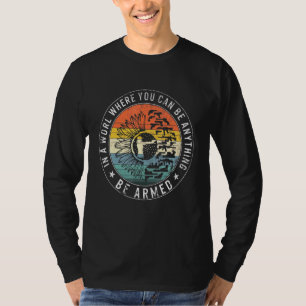 Camiseta En el mundo donde hay algo, mujeres armadas
