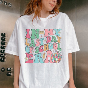 Camiseta En el último día de clases las escuelas salen en v