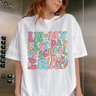 Camiseta En el último día de clases las escuelas salen en v