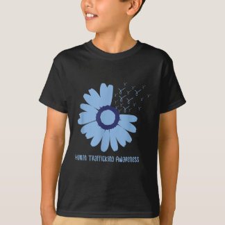 Camiseta En Enero, Daisy Viste Con Cuidado El Azul Del Tráf