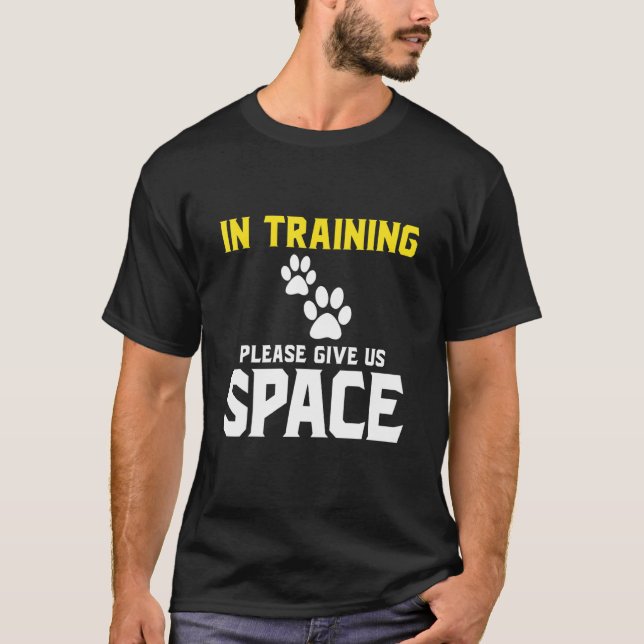 Camiseta En Entrenamiento Por Favor Danos Espacio (Anverso)