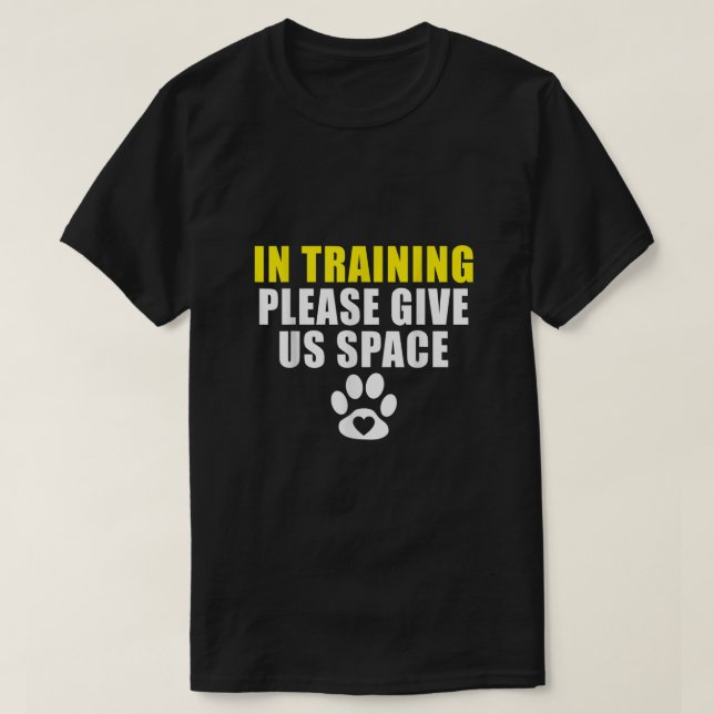 Camiseta En Entrenamiento Por Favor Danos Espacio A Perro E (Diseño del anverso)