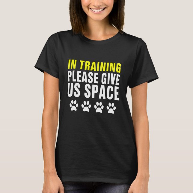 Camiseta En Entrenamiento Por Favor Danos Espacio A Perro E (Anverso)