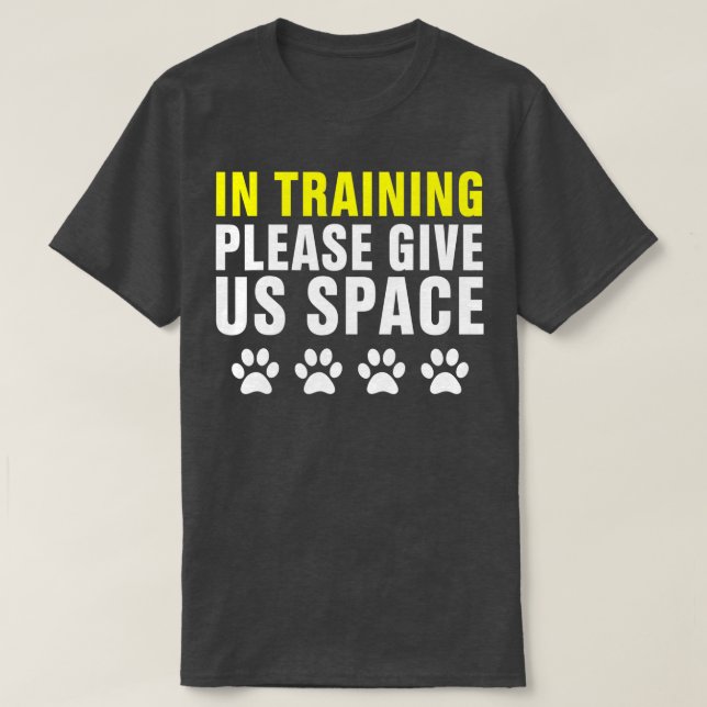 Camiseta En Entrenamiento Por Favor Danos Espacio A Perro E (Diseño del anverso)