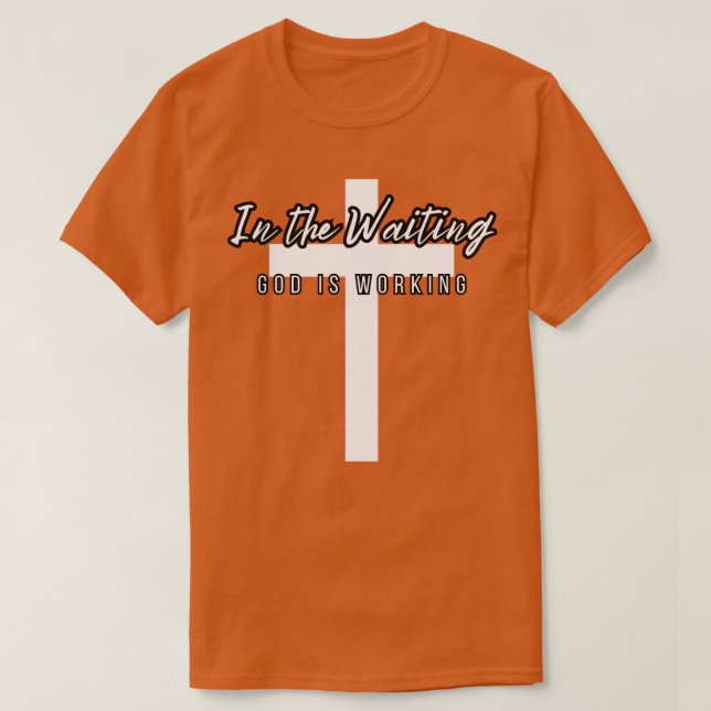 Camiseta En espera Dios está trabajando (Diseño del anverso)