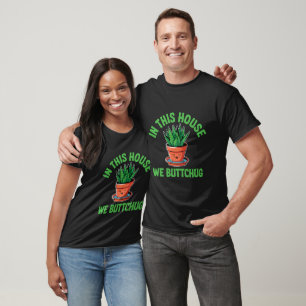Camiseta En Esta Casa Regamos por Debajo – Humor Divertido 