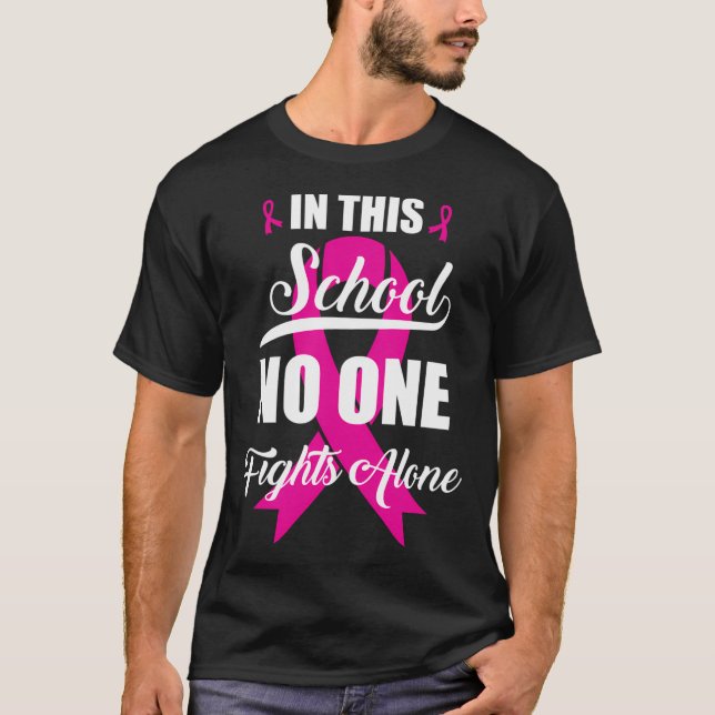 Camiseta En Esta Escuela Nadie Lucha Solo Contra El Cáncer  (Anverso)