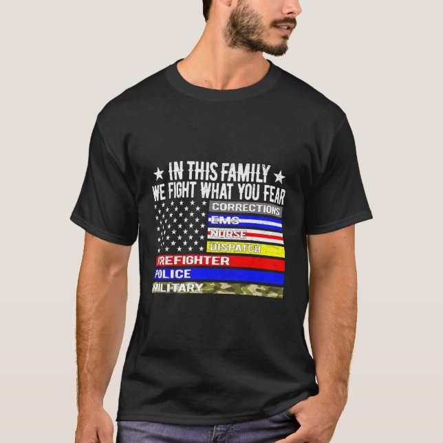Camiseta En Esta Familia Luchamos Contra Ustedes Temen Que  (Anverso)