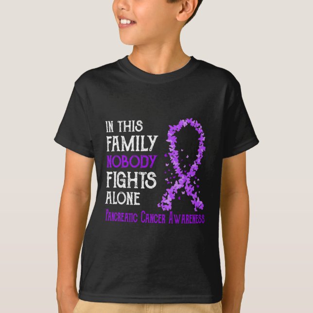 Camiseta En Esta Familia Nadie Lucha Solo Contra El Cáncer  (Anverso)