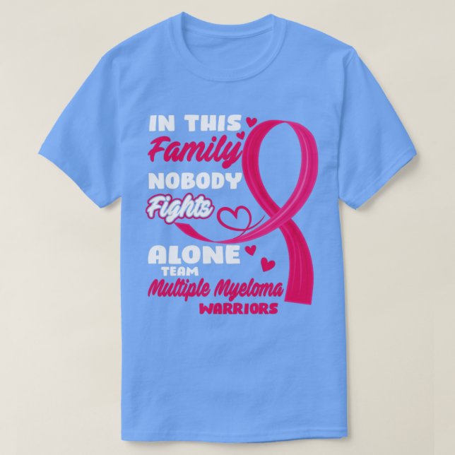 Camiseta En Esta Familia Nadie Lucha Solo Por Equipo Múltip (Diseño del anverso)