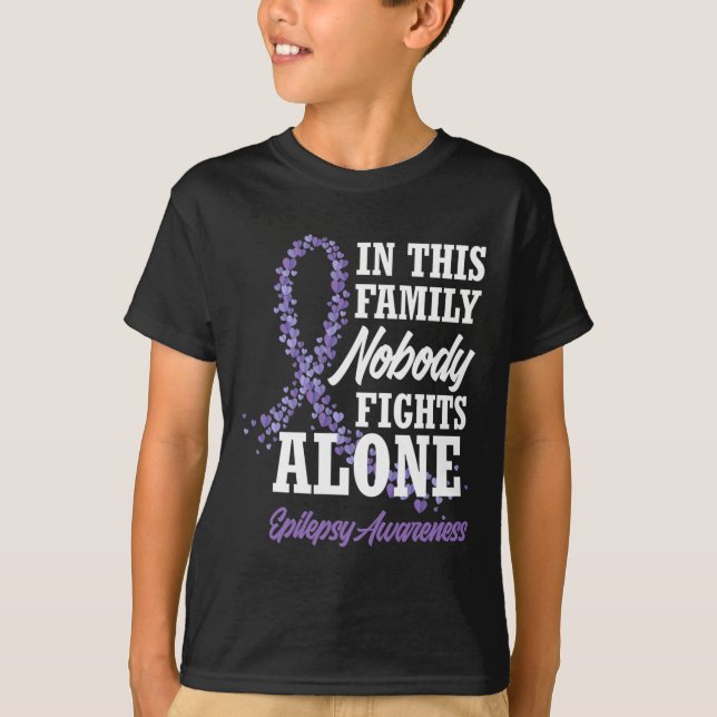 Camiseta En Esta Familia Nadie Lucha Solo Por La Epilepsia  (Anverso)
