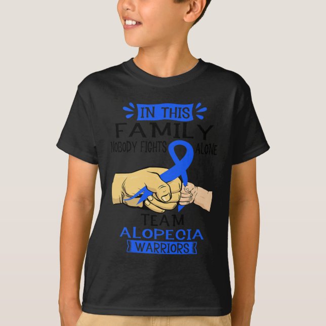 Camiseta En Esta Familia Nadie Pelea Sola Alopecia Del Equi (Anverso)