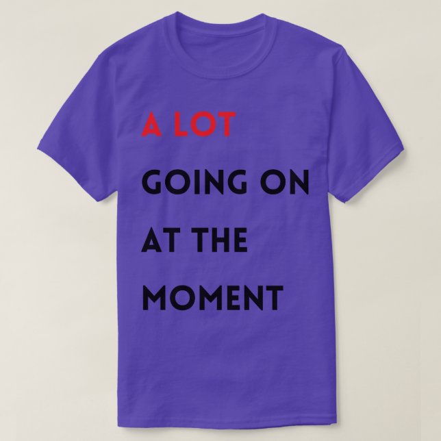 Camiseta En este momento hay mucho en curso (Diseño del anverso)