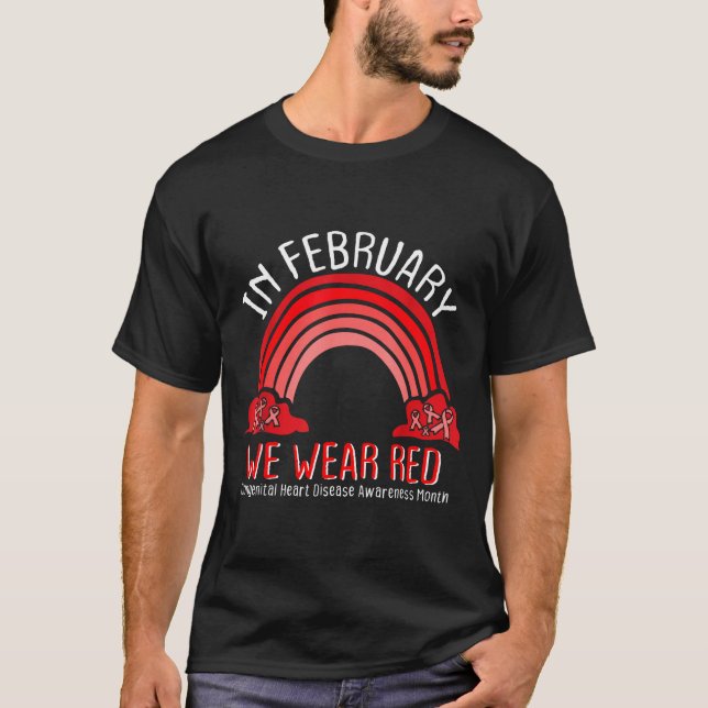 Camiseta En Febrero Nosotros Llevamos Rojo Arcoiris Corazón (Anverso)