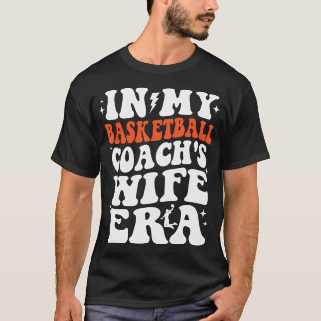 Camiseta En La Era De Esposa De Mi Entrenador De Baloncesto (Anverso)