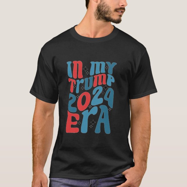 Camiseta En la era de Trump 2024 de Groovy Trump sobre las  (Anverso)