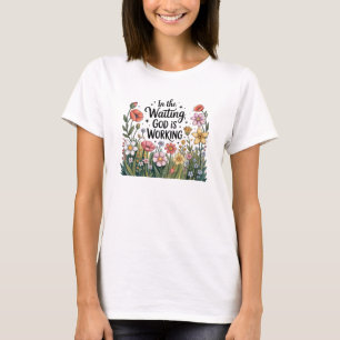 Camiseta En la Espera Dios Está Trabajando