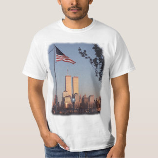 Camiseta En la memoria 9/11/01 (escrita encendido detrás)