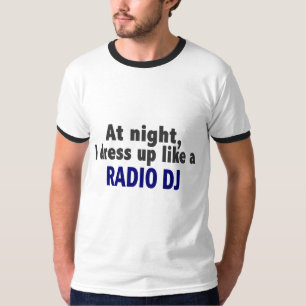 Camiseta En la noche me visto para arriba como una radio DJ