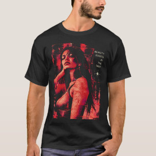 Camiseta EN LA OSCURIDAD — Retrato de moda nocturna roja