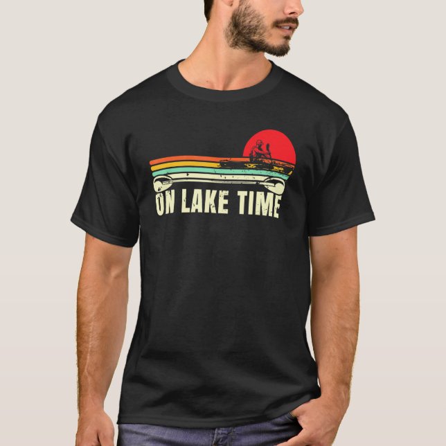 Camiseta En Lake Time Retro En Bote Pontooning Kayak Can (Anverso)