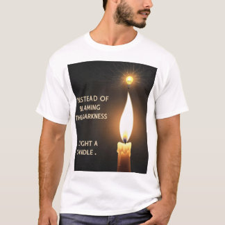 Camiseta "En lugar de oscuridad, encienda una vela" Minimal