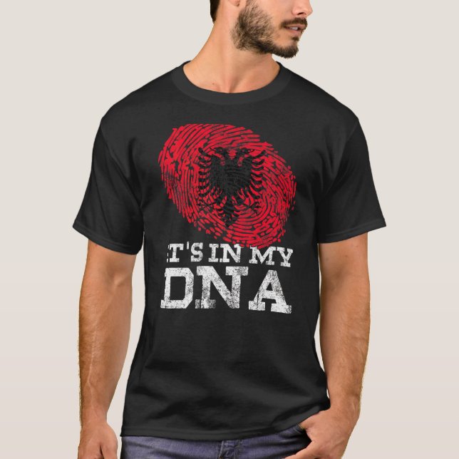 Camiseta En mi ADN Albania los genes de la bandera nacional (Anverso)
