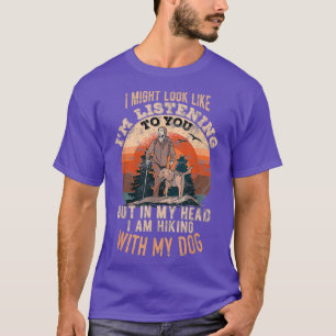 Camiseta En mi cabeza estoy haciendo senderismo con mi perr