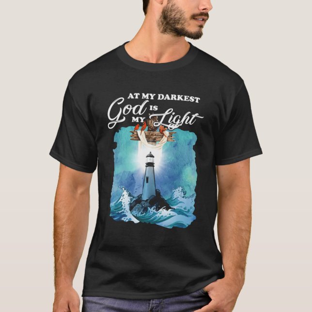 Camiseta En Mi Dios Más Oscuro Es Mi Faro (Anverso)
