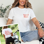 Camiseta En mi época comprometida compromiso regalo a la Pe<br><div class="desc">Celebra el viaje para siempre con el Personalizado de regalo de regalo "En mi era de compromiso" Fiancé T-Shirt - una opción personalizada y de moda para la futura novia. Esta camiseta no es solamente un traje; es una celebración de amor y compromiso. El texto retro ondulado añade un toque...</div>