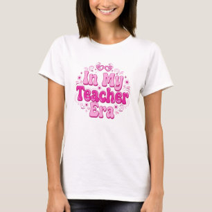 Camiseta En Mi Era de Maestra Rosa Groovy - Era de Maestra 