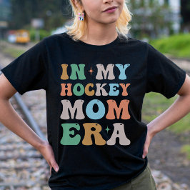 Camiseta En mi era de mamá de hockey Groovy Retro