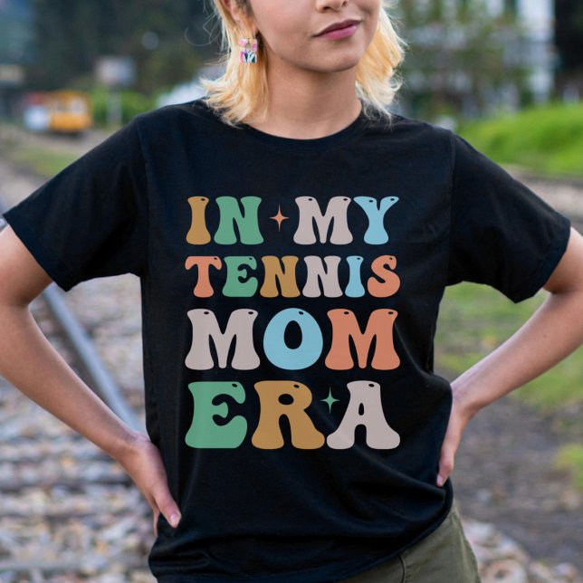 Camiseta En mi era de mamá de tenis Groovy Retro (Subido por el creador)