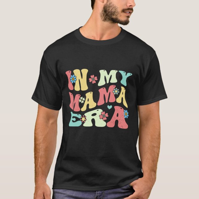 Camiseta En mi era de mamá, mamá retro y enamorada (Anverso)