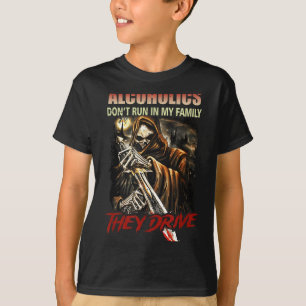 Camiseta En Mi Familia De Alcohólicos No Corren Extrañament