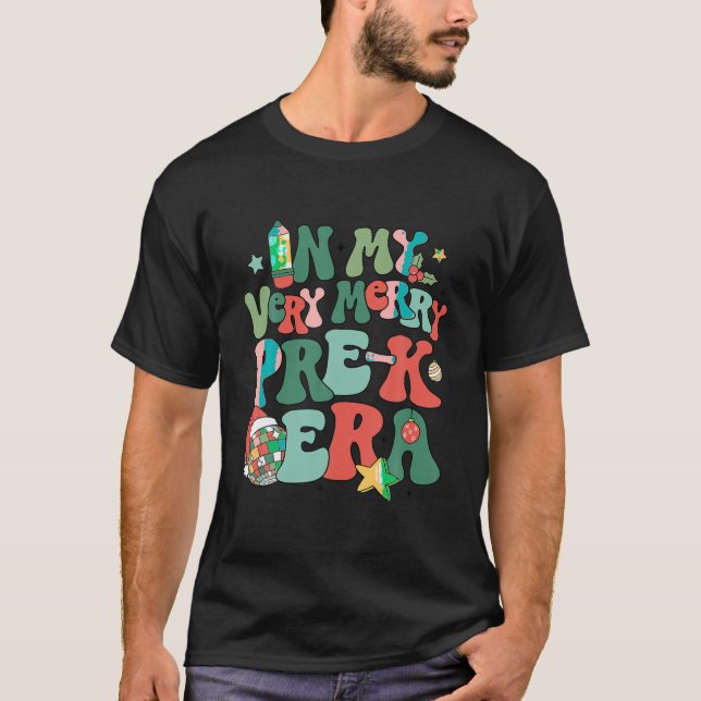Camiseta En Mi Misma Era PreK, Navidad Groovy Retro Chris (Anverso)