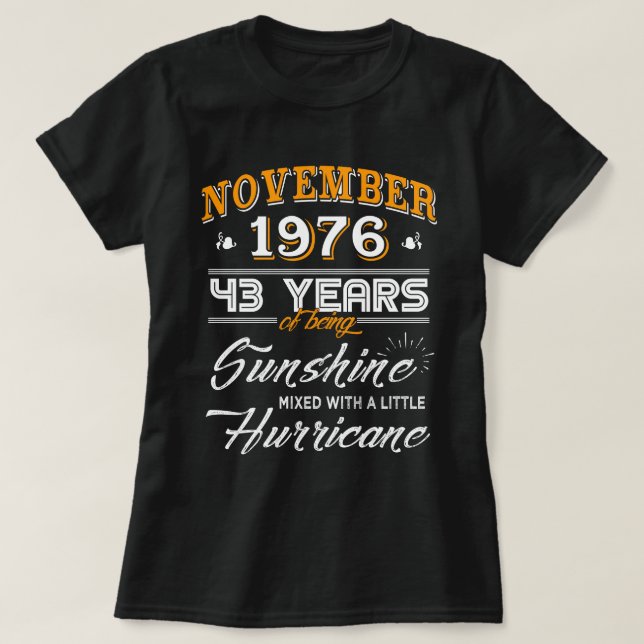 Camiseta En noviembre de 1976 43.os regalos del aniversario (Diseño del anverso)