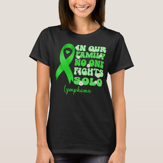 Camiseta en nuestra familia nadie lucha contra el cáncer de (Anverso)