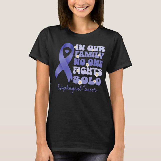 Camiseta en nuestra familia nadie lucha contra el cáncer es (Anverso)