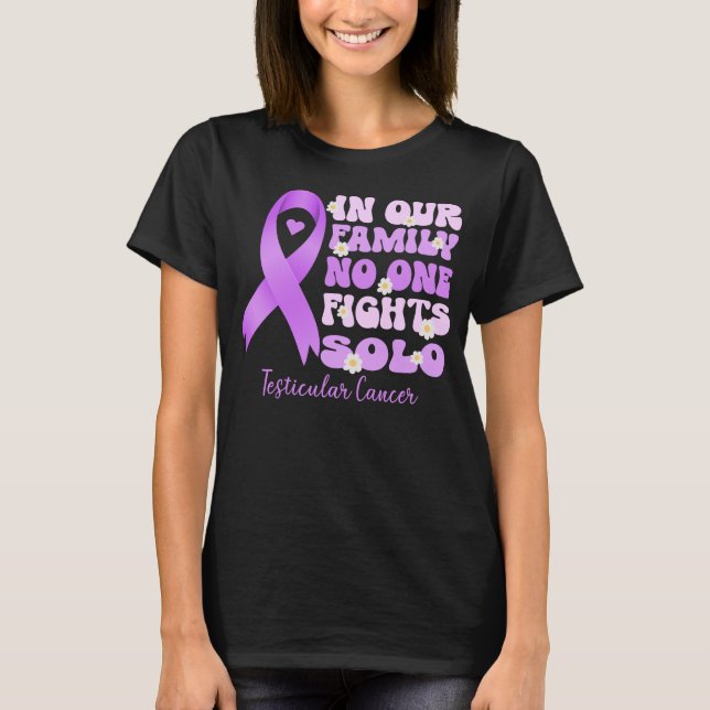Camiseta en nuestra familia nadie lucha contra el cáncer te (Anverso)